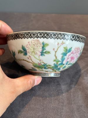 A Chinese famille rose eggshell 'peonies' bowl, Qianlong mark, 20th C. — photo 2