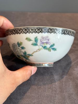 A Chinese famille rose eggshell 'peonies' bowl, Qianlong mark, 20th C. — photo 4