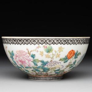 A Chinese famille rose eggshell 'peonies' bowl, Qianlong mark, 20th C. — photo 1