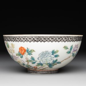 A Chinese famille rose eggshell 'peonies' bowl, Qianlong mark, 20th C. — photo 2