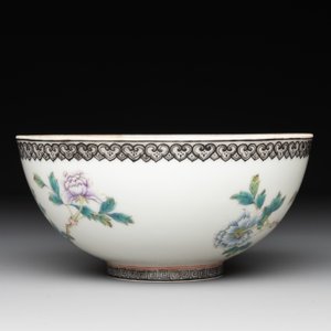 A Chinese famille rose eggshell 'peonies' bowl, Qianlong mark, 20th C. — photo 3