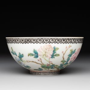 A Chinese famille rose eggshell 'peonies' bowl, Qianlong mark, 20th C. — photo 4