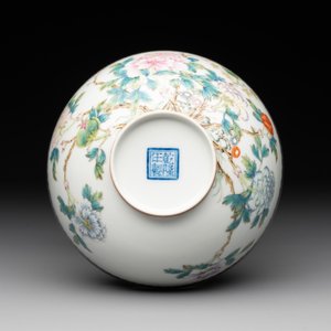 A Chinese famille rose eggshell 'peonies' bowl, Qianlong mark, 20th C. — photo 7