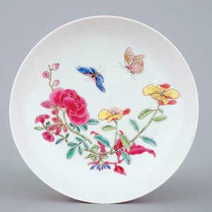 A Chinese famille rose eggshell porcelain ruby back saucer plate, Yongzheng, 1722-1735 — foto 1