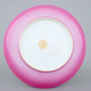 A Chinese famille rose eggshell porcelain ruby back saucer plate, Yongzheng, 1722-1735 — foto 2