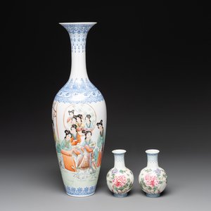 A Chinese famille rose eggshell vase with figural design and a pair of miniature vases, Qianlong mark, 20th C. — foto 1
