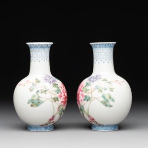 A Chinese famille rose eggshell vase with figural design and a pair of miniature vases, Qianlong mark, 20th C. — foto 11