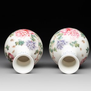 A Chinese famille rose eggshell vase with figural design and a pair of miniature vases, Qianlong mark, 20th C. — foto 12