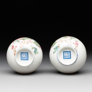 A Chinese famille rose eggshell vase with figural design and a pair of miniature vases, Qianlong mark, 20th C. — foto 13
