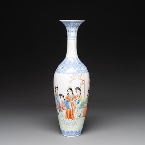 A Chinese famille rose eggshell vase with figural design and a pair of miniature vases, Qianlong mark, 20th C. — foto 2