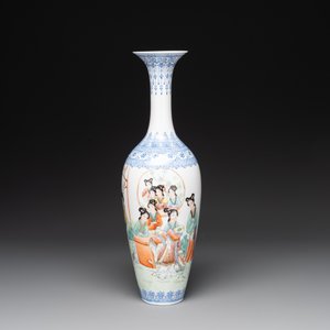 A Chinese famille rose eggshell vase with figural design and a pair of miniature vases, Qianlong mark, 20th C. — foto 3