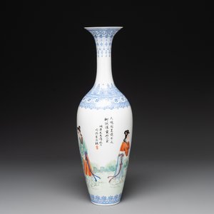 A Chinese famille rose eggshell vase with figural design and a pair of miniature vases, Qianlong mark, 20th C. — foto 4
