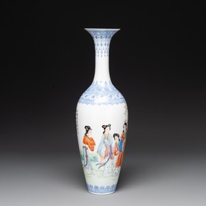 A Chinese famille rose eggshell vase with figural design and a pair of miniature vases, Qianlong mark, 20th C. — foto 5