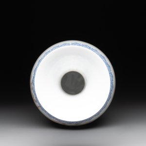 A Chinese famille rose eggshell vase with figural design and a pair of miniature vases, Qianlong mark, 20th C. — foto 6