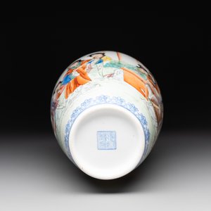 A Chinese famille rose eggshell vase with figural design and a pair of miniature vases, Qianlong mark, 20th C. — foto 7