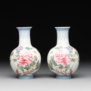 A Chinese famille rose eggshell vase with figural design and a pair of miniature vases, Qianlong mark, 20th C. — foto 8