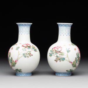 A Chinese famille rose eggshell vase with figural design and a pair of miniature vases, Qianlong mark, 20th C. — foto 9