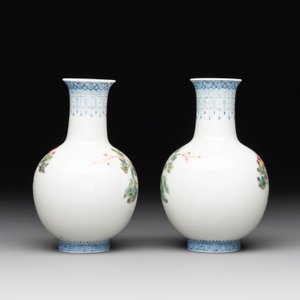 A Chinese famille rose eggshell vase with figural design and a pair of miniature vases, Qianlong mark, 20th C. — foto 10