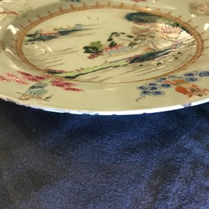 A Chinese famille rose "Eight Immortals" charger with a central landscape, Qianlong — 照片 12
