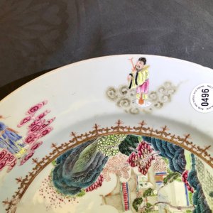 A Chinese famille rose "Eight Immortals" charger with a central landscape, Qianlong — 照片 3