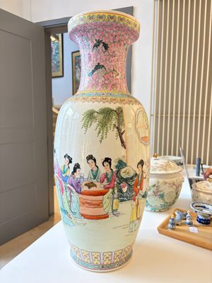 A Chinese famille rose 'Eight Immortals' dish and an 'Elegant Beauties' vase, Qianlong and Jingdezhen 景德鎮 mark, 20th C. — photo 11