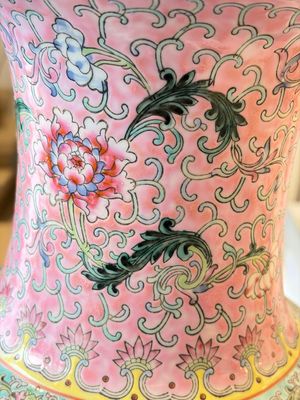 A Chinese famille rose 'Eight Immortals' dish and an 'Elegant Beauties' vase, Qianlong and Jingdezhen 景德鎮 mark, 20th C. — photo 13