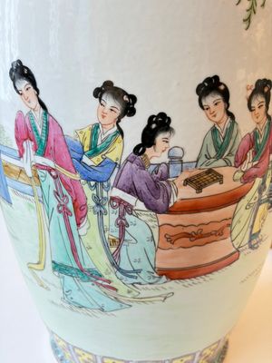 A Chinese famille rose 'Eight Immortals' dish and an 'Elegant Beauties' vase, Qianlong and Jingdezhen 景德鎮 mark, 20th C. — photo 15