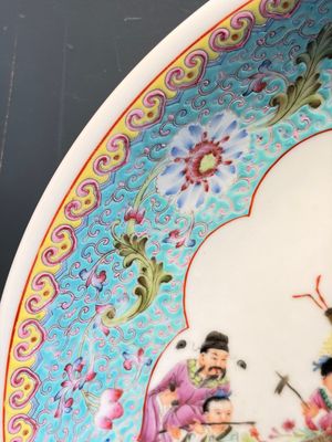 A Chinese famille rose 'Eight Immortals' dish and an 'Elegant Beauties' vase, Qianlong and Jingdezhen 景德鎮 mark, 20th C. — photo 2