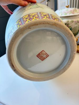 A Chinese famille rose 'Eight Immortals' dish and an 'Elegant Beauties' vase, Qianlong and Jingdezhen 景德鎮 mark, 20th C. — photo 23