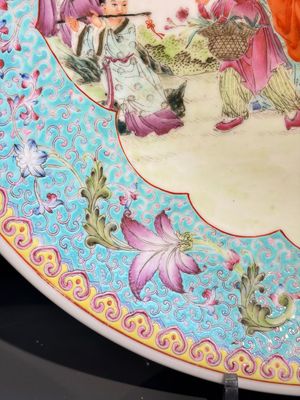 A Chinese famille rose 'Eight Immortals' dish and an 'Elegant Beauties' vase, Qianlong and Jingdezhen 景德鎮 mark, 20th C. — photo 3