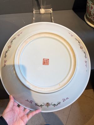 A Chinese famille rose 'Eight Immortals' dish and an 'Elegant Beauties' vase, Qianlong and Jingdezhen 景德鎮 mark, 20th C. — photo 6