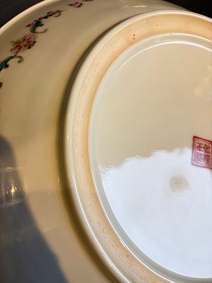 A Chinese famille rose 'Eight Immortals' dish and an 'Elegant Beauties' vase, Qianlong and Jingdezhen 景德鎮 mark, 20th C. — photo 8