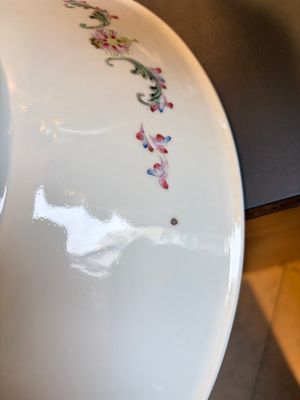 A Chinese famille rose 'Eight Immortals' dish and an 'Elegant Beauties' vase, Qianlong and Jingdezhen 景德鎮 mark, 20th C. — photo 9