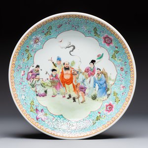 A Chinese famille rose 'Eight Immortals' dish and an 'Elegant Beauties' vase, Qianlong and Jingdezhen 景德鎮 mark, 20th C. — photo 2
