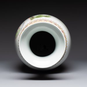 A Chinese famille rose 'Eight Immortals' dish and an 'Elegant Beauties' vase, Qianlong and Jingdezhen 景德鎮 mark, 20th C. — photo 8
