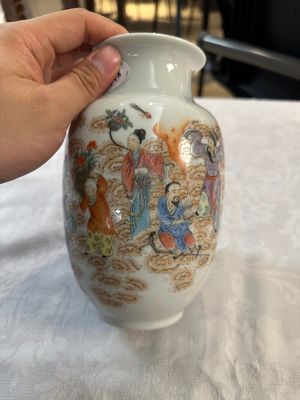 A Chinese famille rose 'Eight Immortals' vase, Qianlong mark, Republic — 照片 2