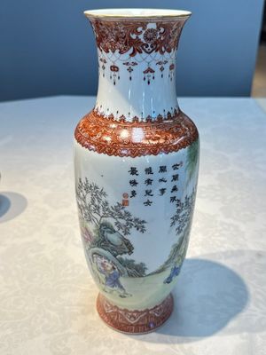 A Chinese famille rose 'Elegant Beauties and Playing Boys' vase, Qianlong mark, 20th C. — foto 1