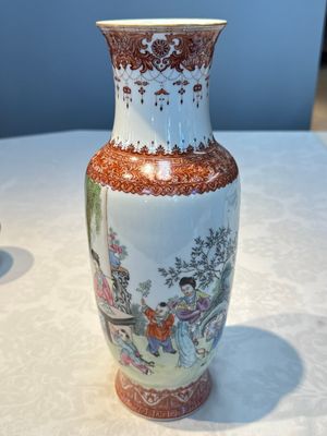A Chinese famille rose 'Elegant Beauties and Playing Boys' vase, Qianlong mark, 20th C. — foto 2