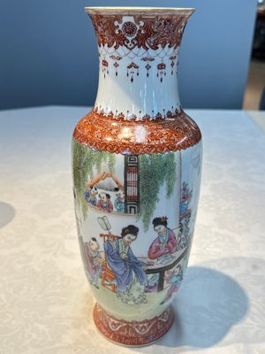 A Chinese famille rose 'Elegant Beauties and Playing Boys' vase, Qianlong mark, 20th C. — foto 3