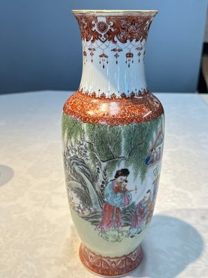 A Chinese famille rose 'Elegant Beauties and Playing Boys' vase, Qianlong mark, 20th C. — foto 4