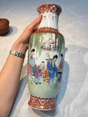 A Chinese famille rose 'Elegant Beauties and Playing Boys' vase, Qianlong mark, 20th C. — foto 5