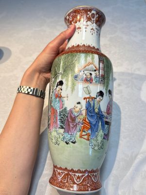 A Chinese famille rose 'Elegant Beauties and Playing Boys' vase, Qianlong mark, 20th C. — foto 6