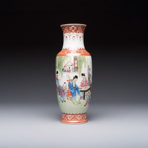 A Chinese famille rose 'Elegant Beauties and Playing Boys' vase, Qianlong mark, 20th C. — foto 1