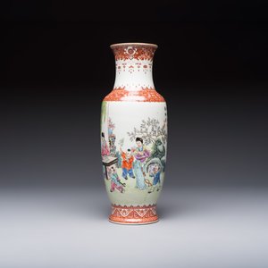A Chinese famille rose 'Elegant Beauties and Playing Boys' vase, Qianlong mark, 20th C. — foto 2