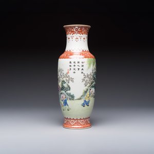 A Chinese famille rose 'Elegant Beauties and Playing Boys' vase, Qianlong mark, 20th C. — foto 3