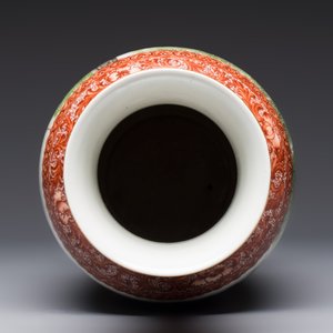 A Chinese famille rose 'Elegant Beauties and Playing Boys' vase, Qianlong mark, 20th C. — foto 5