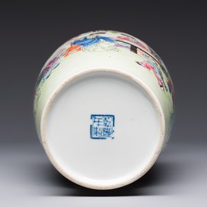 A Chinese famille rose 'Elegant Beauties and Playing Boys' vase, Qianlong mark, 20th C. — foto 6