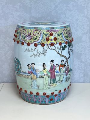A Chinese famille rose 'Elegant Beauties' garden seat, 20th C. — 照片 1