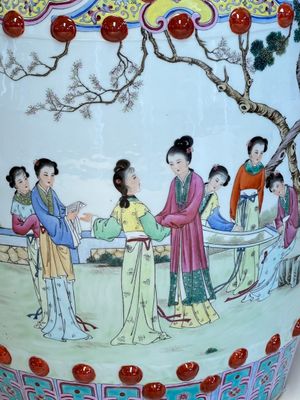 A Chinese famille rose 'Elegant Beauties' garden seat, 20th C. — 照片 2