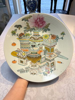 A Chinese famille rose 'Elegant Beauty' basin and a qianjiang cai 'Antiquities' dish, Guangxu mark, 19th C. — foto 1